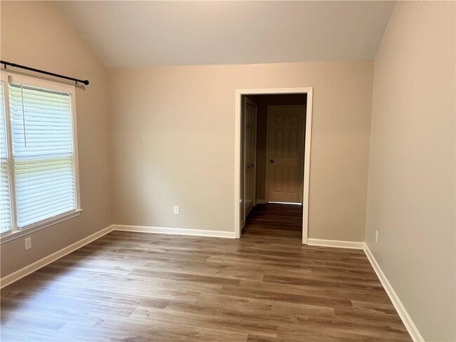 Building Photo - 2887 Montview Dr SW