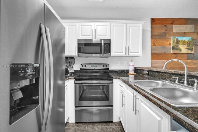 Building Photo - 4923 SW 66th Terrace