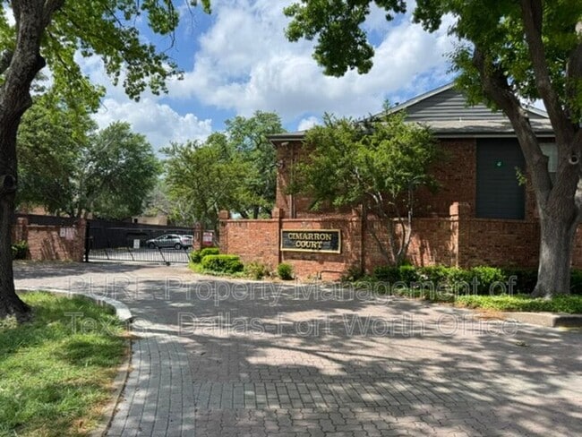 Building Photo - 18333 Roehampton Dr