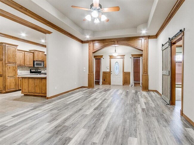 Building Photo - 1001 N Barn Hill Way