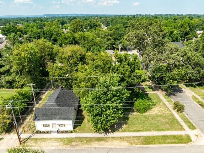 Building Photo - Freshly Updated 2 Bedroom House