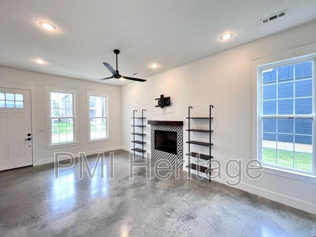 Building Photo - 1344 S Duncan Ave