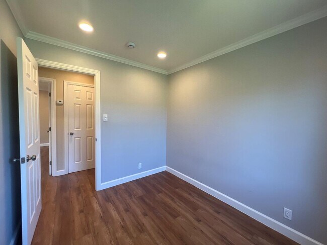 Building Photo - 3095 Calzar Dr