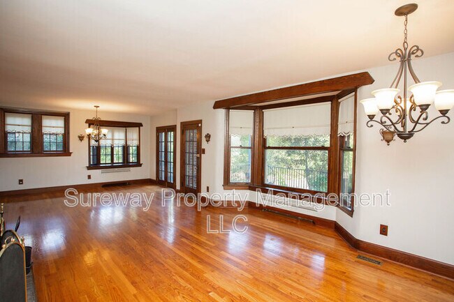 Building Photo - 319 N Newton Lake Dr