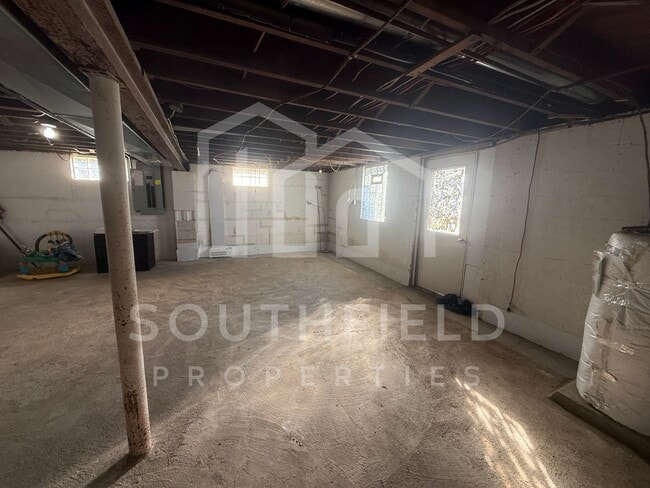 Building Photo - 5881 Elm St