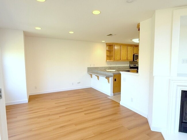 Building Photo - BEAUTIFUL BRIDGES END TOWNHSE, NEAR PARKS, GOLF COURSE, COYOTE CREEK ELEMENTARY !