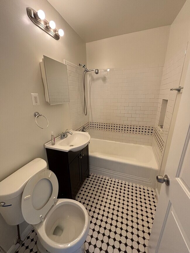Building Photo - 3 Bedroom Townhome, 21206