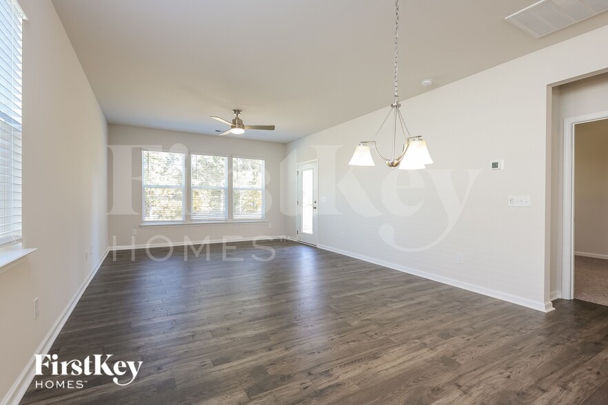 Building Photo - 534 Hillpark Ln