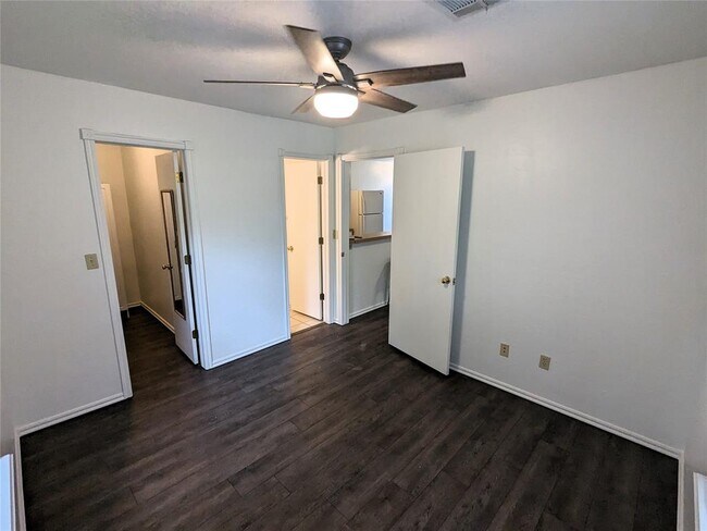 Building Photo - 420 W Comanche St