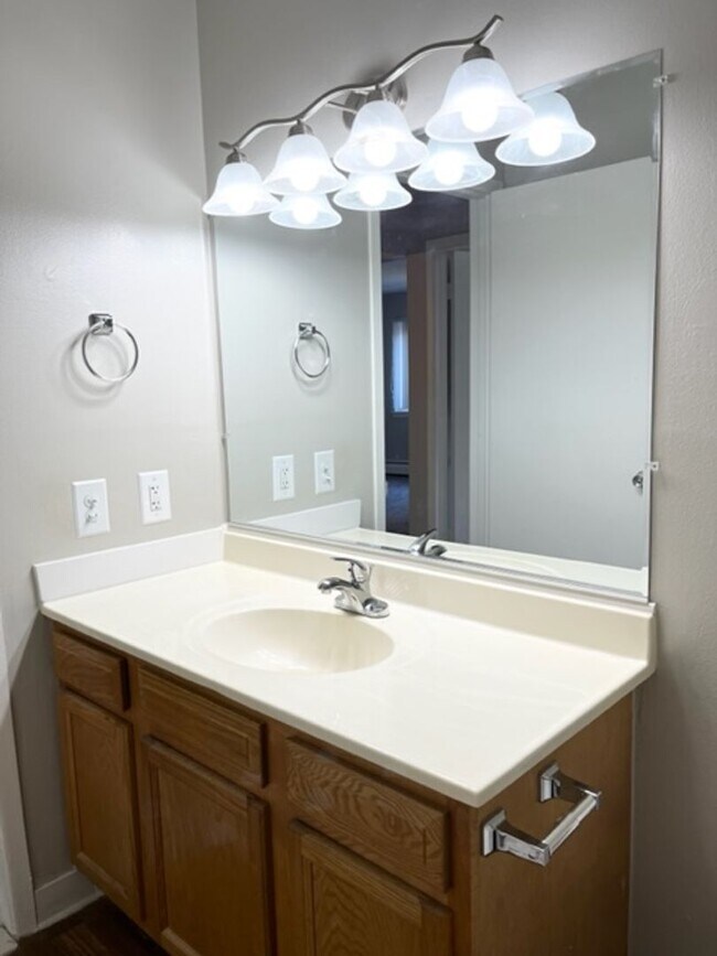 Building Photo - Charming 1 bedroom/1bath apartment near Do...