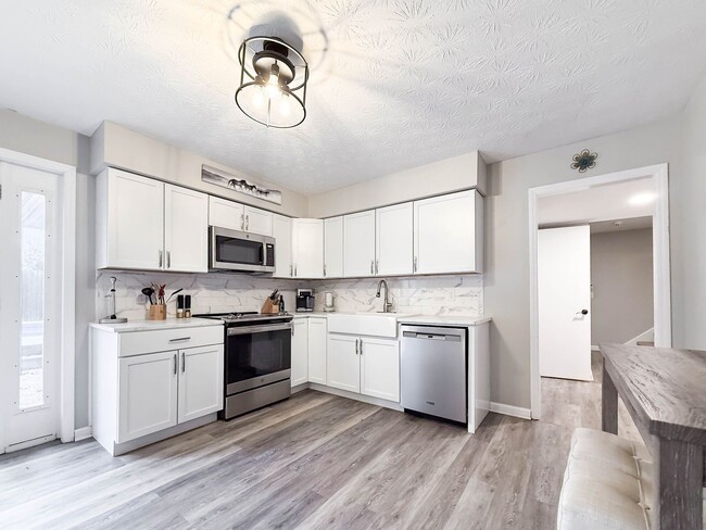 Building Photo - Fully Furnished Studio | Green Island Hills | All Utilities Included | Mid-Term Rental