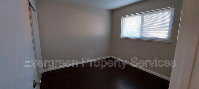 Building Photo - 9005 Fashion Dr