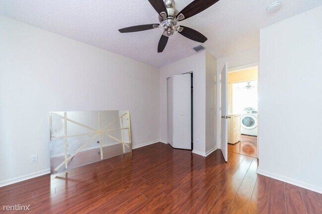 Building Photo - 3 br, 2.5 bath Townhome - 1335 SW 48th Ter