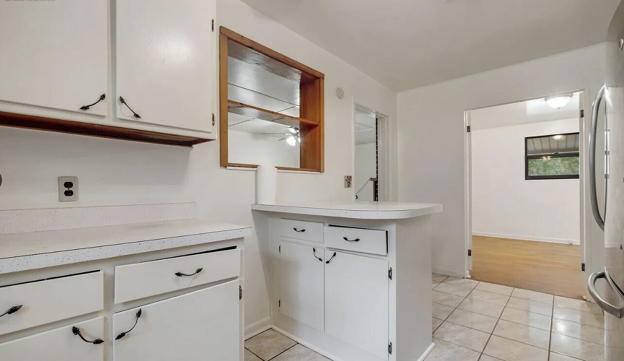 Kitchen Mini Bar - 1927 Grimes Ln