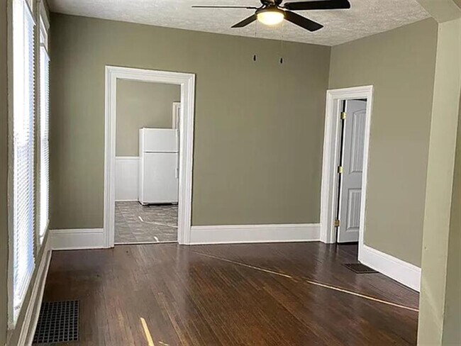 Building Photo - 3 bedroom