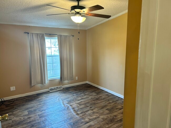 Building Photo - 1409 E Borley Ave