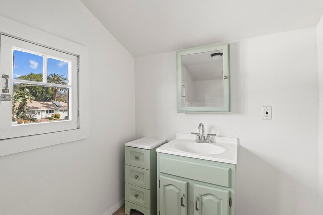 Bathroom 3/4 (U/S) - 490 MacDonald St