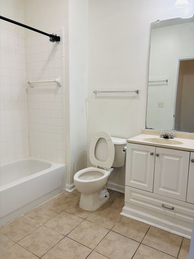 Building Photo - Beautiful 3 Bed 2 Bath Condo Available Now...
