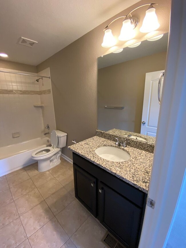 Building Photo - Lovely 4 Bedroom/3 Bathroom Erie Home - Available June!!