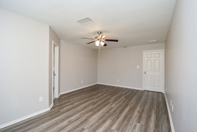 Building Photo - 946 Oak Falls Dr