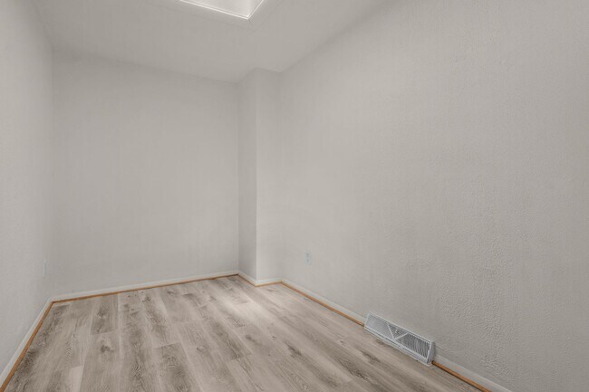 Building Photo - 2335 Lauretta Ave