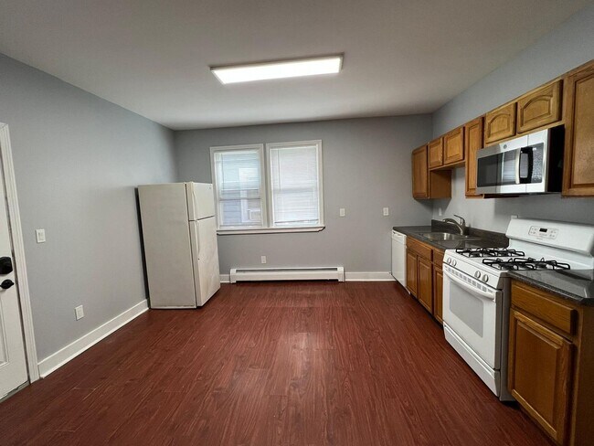 Building Photo - 677 Elm St