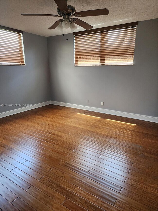 Building Photo - 681 S Hollybrook Dr