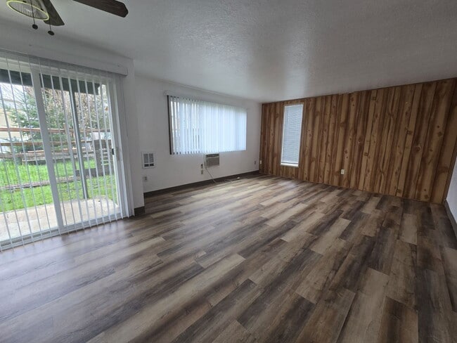 Building Photo - 146 NE Atkinson Ct