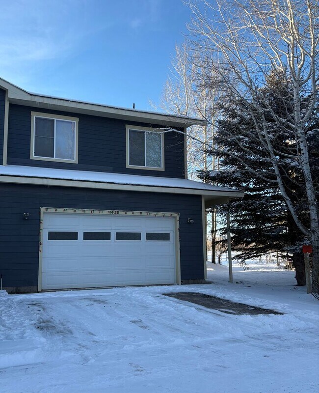 Building Photo - Spacious  3 bedroom 2.5 bathroom townhouse