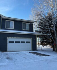 Building Photo - Spacious  3 bedroom 2.5 bathroom townhouse