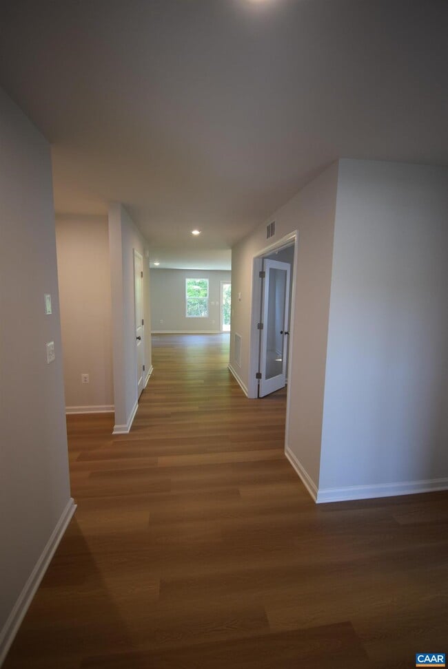 Building Photo - 335 Horse Path Dr