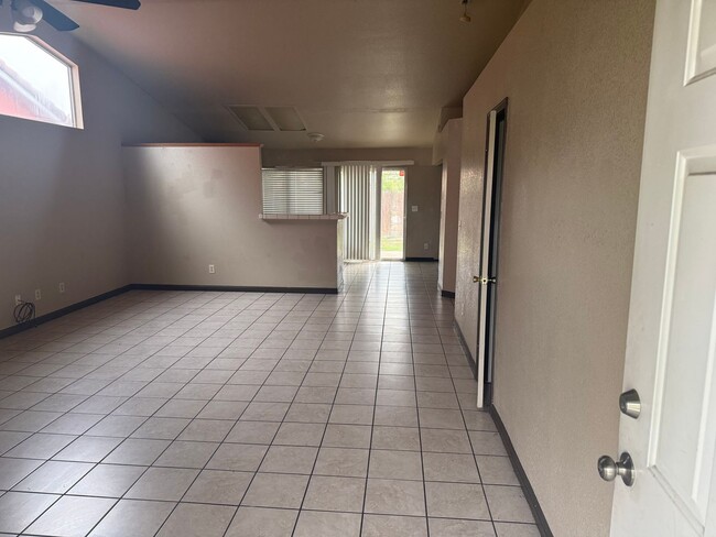 Building Photo - 3 Bd-2bth Move in Ready!!