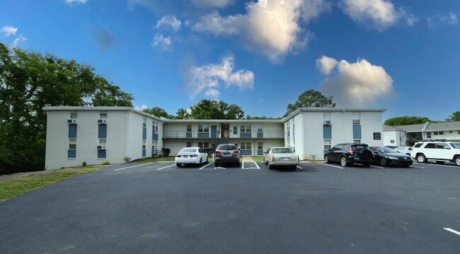 Building Photo - 1106 W 7th St