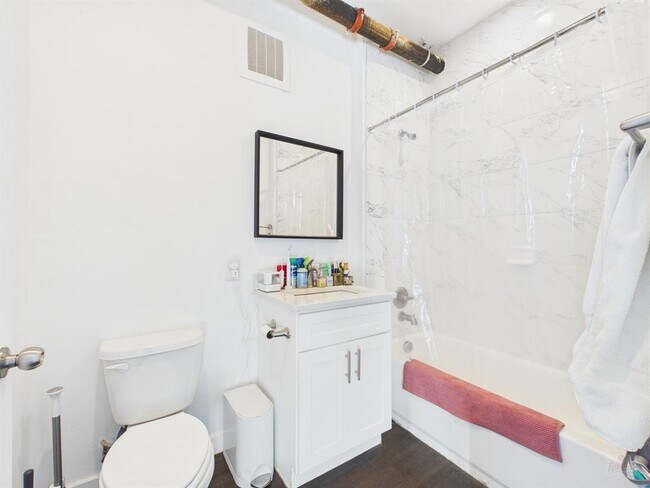 Building Photo - 1010 W 26th St