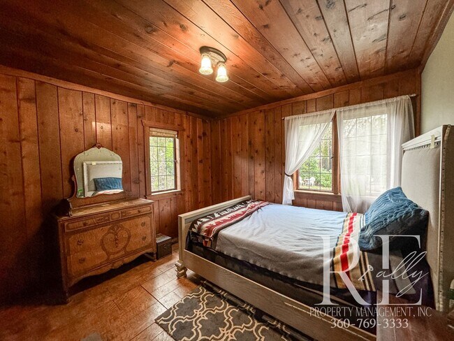 Building Photo - Charming Vintage Retreat with Stunning Views in Port Orchard