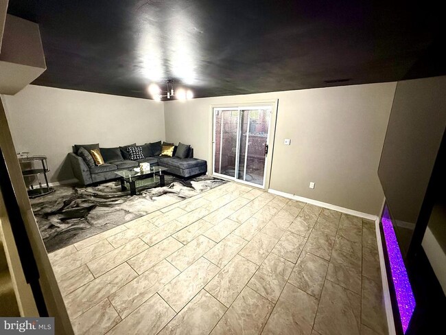 Building Photo - 819 Carrington Ave