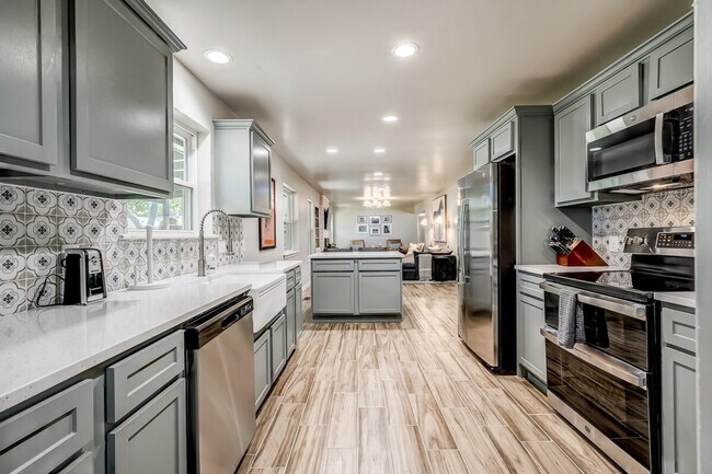 Building Photo - 11 N Pecan Dr