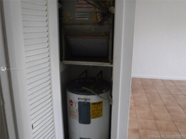 Building Photo - 1045 NE 39th Dr