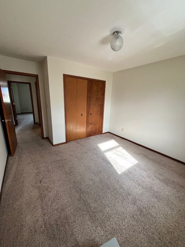 Building Photo - 466-468 S Kaser Dr