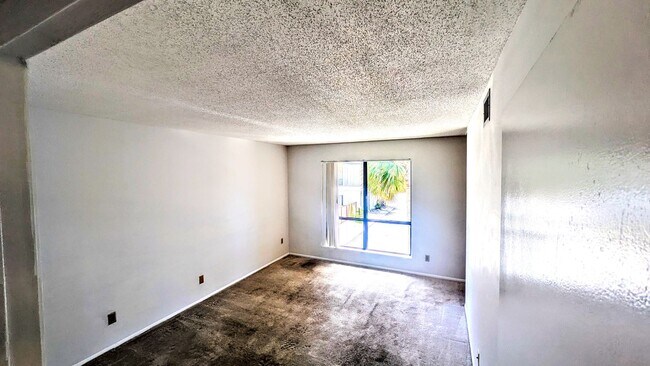Building Photo - Annual UNfurnished 3-bedroom, 2/ 1/2 bathr...