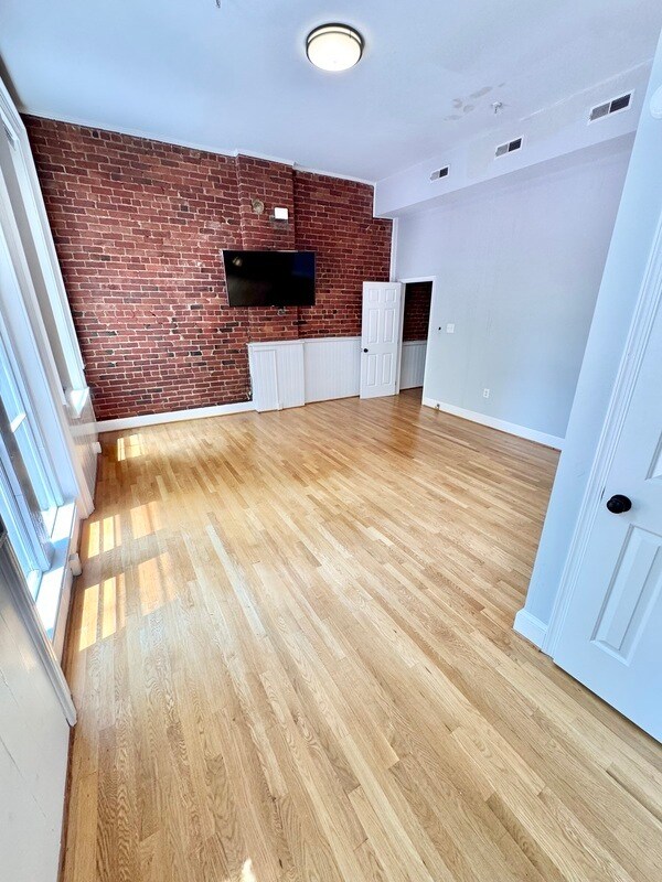 Building Photo - 204 W Broad St