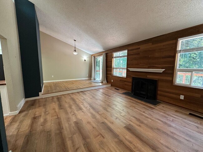 Building Photo - 3 Bed 2 Bath home with 2 Car Garage in Bellingham