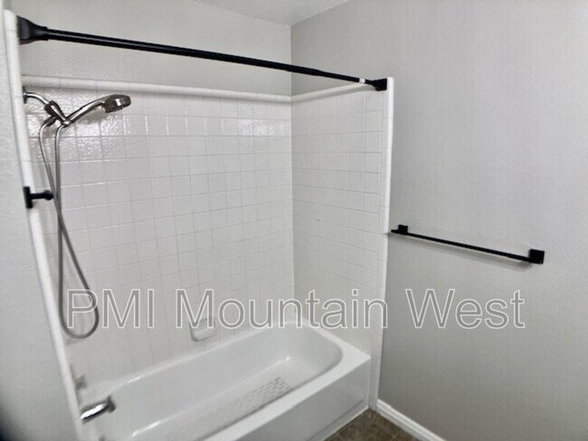 Building Photo - 567 N 200 E