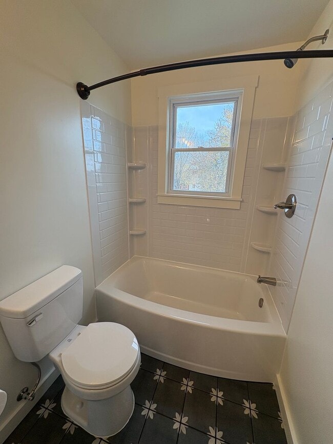 Building Photo - 2 Bedroom Across From McFerrin Park