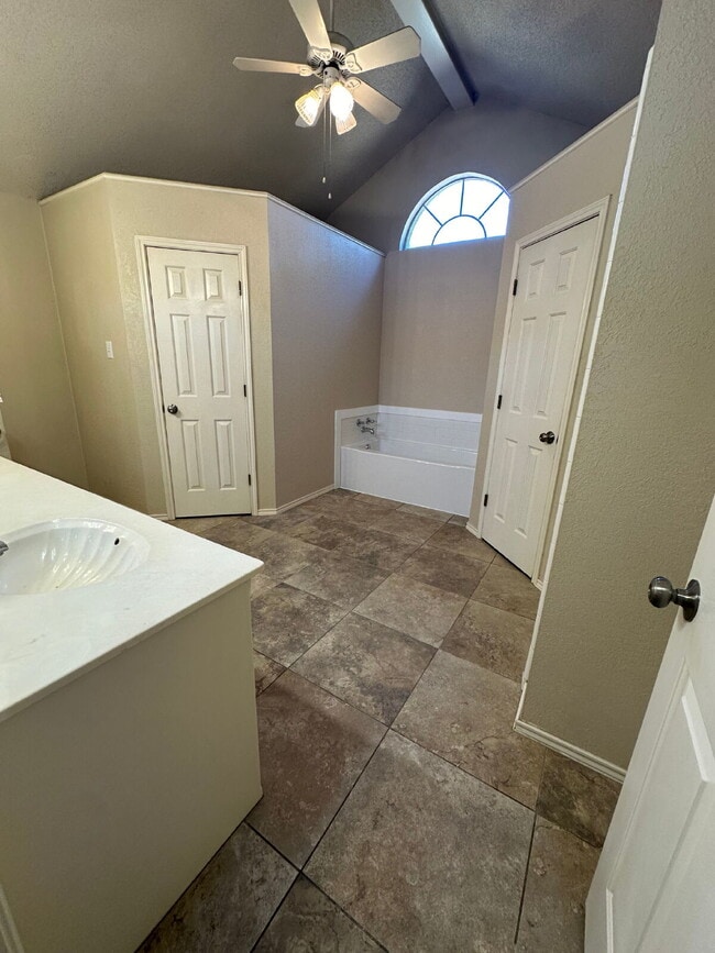 Building Photo - Spacious 3/2/2 - Freshly Updated