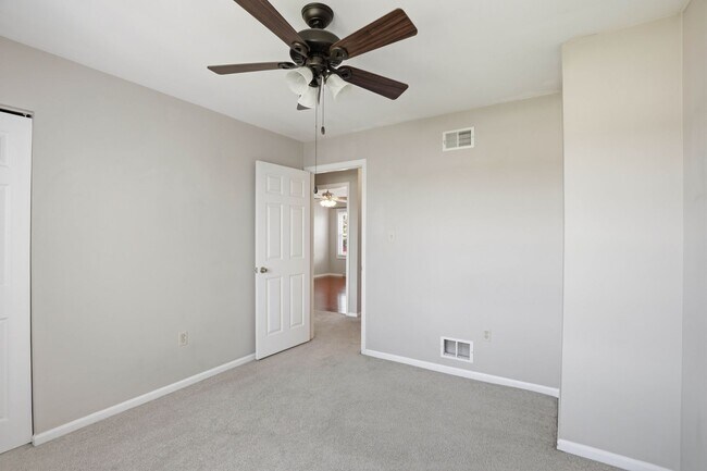 Building Photo - Stunning 3 Bedroom Townhome !
