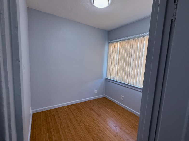 Building Photo - 4630 Melrose Ave