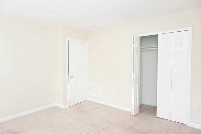 Building Photo - Coming Soon! 2 bed 2 1/2 bath townhouse in...