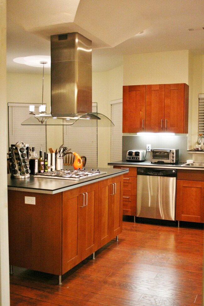 Building Photo - 300 SW Bordeaux Ct