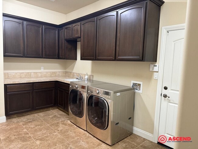 Building Photo - Stunning 4 bedroom + office in Seven Oaks!